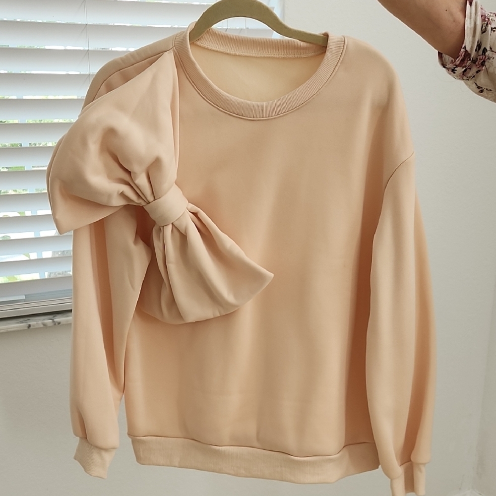 Chic Butter Sweatshirt with Oversized Bow